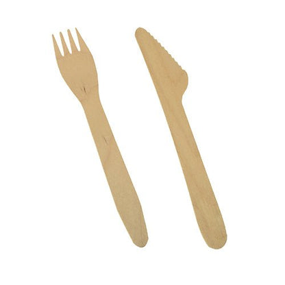 Un PAPSTAR ensemble de couverts en bois "pure" 16,5 cm couteau et fourchette de PAPSTAR GmbH est posé côte à côte sur un fond blanc. Les couverts en bois écologiques séduisent par leur design simple et lisse.