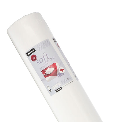 Un rouleau de nappe Starpak blanc, semblable à du tissu, en non-tissé « Soft Selection » (40 m x 0,9 m) est représenté debout dans sa boîte, avec des détails du produit et une image d'un lit fait sur l'emballage devant un fond blanc.