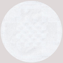 Een cirkelvormig patroon van dunne, diagonale grijze lijnen vormt geometrische ruiten en zorgt voor een optisch effect op het PAPSTAR papieren tafellaken met damastreliëf, wit (50 m x 0,8 m) - ideaal voor de stijlvolle tafeldecoratie van de PAPSTAR GmbH.