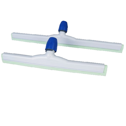 Deux racloirs d'hygiène Vileda Professional - 45 cm de Vileda GmbH, au design blanc et vert avec des poignées bleues, sont soigneusement placés côte à côte. Ces outils conformes aux normes HACCP, équipés d'embouts codés par couleur, sont fabriqués professionnellement pour des fins de nettoyage afin d'assurer d'excellentes pratiques d'hygiène.