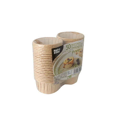 Een verpakking met 50 bruine PAPSTAR pure bakvormen van de PAPSTAR GmbH, verpakt in doorzichtige folie met productinformatie en afbeeldingen - ideaal als milieuvriendelijke bakvorm voor duurzaam bakken.