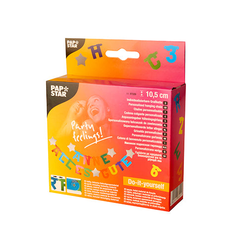 L'article discontinué de la PAPSTAR GmbH, ensemble de guirlandes personnalisables, est livré dans une boîte colorée avec des lettres colorées, des motifs joyeux, un texte multilingue et des détails du produit, y compris les dimensions sur le devant.