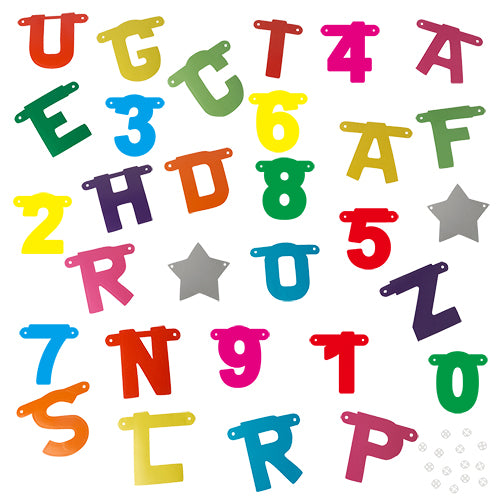 Des chiffres en plastique colorés, des lettres et deux étoiles grises de l'ensemble de guirlandes personnalisables de l'article discontinué de la PAPSTAR GmbH sont dispersés sur un fond blanc, avec de petits connecteurs pour des salutations personnalisables pour chaque occasion.