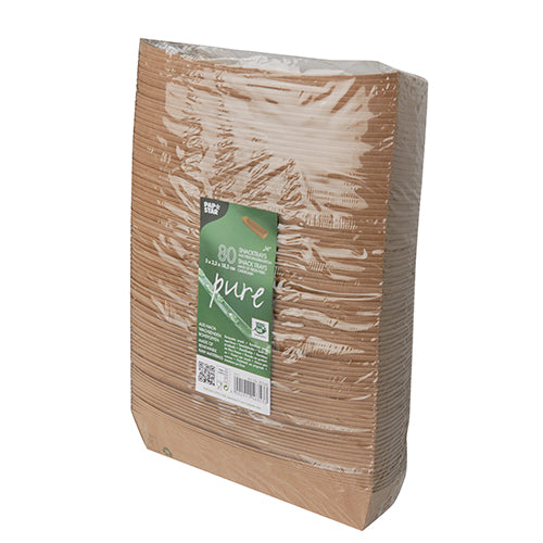 Een verzegelde verpakking met 80 bruine, rechthoekige PAPSTAR "pure" snackschalen van biologisch afbreekbaar materiaal met groen frontetiket. De wegwerpborden zijn verticaal stapelbaar en gemarkeerd met het "100% Fair"-label van de PAPSTAR GmbH.