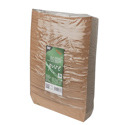 Een verzegelde verpakking met 80 bruine, rechthoekige PAPSTAR "pure" snackschalen van biologisch afbreekbaar materiaal met groen frontetiket. De wegwerpborden zijn verticaal stapelbaar en gemarkeerd met het "100% Fair"-label van de PAPSTAR GmbH.