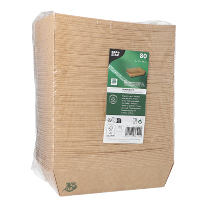 Een verzegelde verpakking met 80 snacktrays "pure" bruin van de PAPSTAR GmbH, gemaakt van 100% Fair-papier - rechthoekige, milieuvriendelijke, biologisch afbreekbare borden, netjes gestapeld met een groen-wit etiket en in doorzichtige folie gewikkeld.