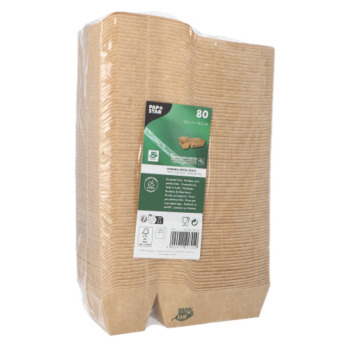 Une pile de 80 plats à frites PAPSTAR "pur" bruns, 2 compartiments, est enveloppée dans un film transparent; l'étiquette avant de la PAPSTAR GmbH montre des informations sur le produit, des symboles de recyclage et indique qu'ils sont écologiques et 100% équitables.