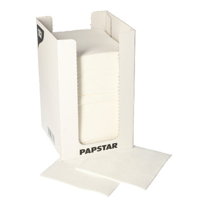 In een witte kartonnen dispenser met het opschrift "PAPSTAR GmbH" bevinden zich 100 PAPSTAR servetten, 2-laags "PUNTO" 1/4-vouw (20x20 cm), waarbij twee servetten gedeeltelijk uitgetrokken plat voor de doos liggen.