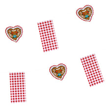 De PAPSTAR vlaggenketting papier "Hüttengaudi" (4 m) van PAPSTAR GmbH is een feestelijke partydecoratie met rood-wit geruite vlaggen en hartvormige peperkoekmotieven, versierd met witte en blauwe glazuur. De achtergrond is effen wit.