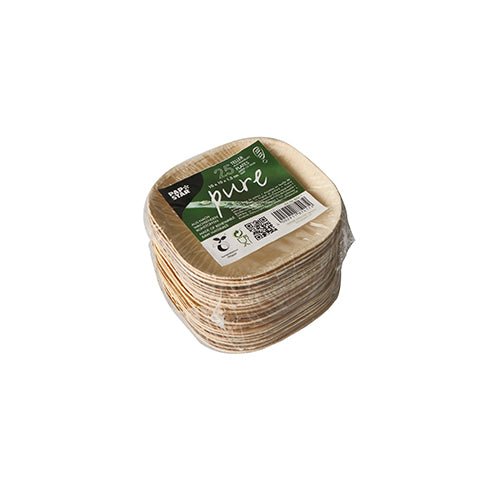 Une pile d'assiettes carrées PAPSTAR 25 en feuille de palmier (« pur ») de PAPSTAR GmbH, fabriquées de manière écologique, emballées dans du plastique et munies d'une étiquette verte et blanche avec des informations sur le produit.