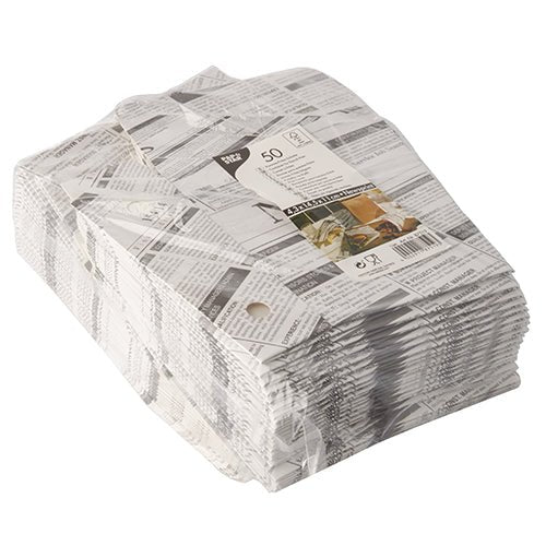 Een verpakking van 50 PAPSTAR frietbakken "Newsprint" met klapdeksels van papier/karton en folie met zwart-witte krantenprint. Ideaal voor het serveren van friet. Merk: PAPSTAR GmbH.