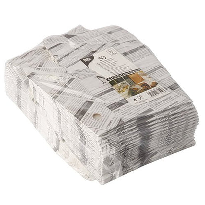 Een verpakking van 50 PAPSTAR frietbakken "Newsprint" met klapdeksels van papier/karton en folie met zwart-witte krantenprint. Ideaal voor het serveren van friet. Merk: PAPSTAR GmbH.
