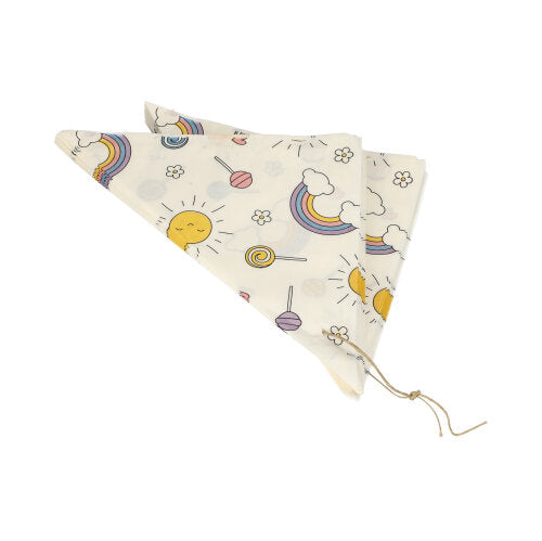 Un foulard triangulaire plié avec une corde, avec des motifs enjoués de soleil, arc-en-ciel, nuages, sucettes et fleurs sur fond blanc, inspiré par PAPSTAR 1000 cornets en papier sulfurisé de remplacement résistant à la graisse de la société PAPSTAR.