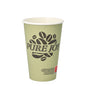 Un gobelet en carton "Pure Joy" vert clair PAPSTAR GmbH (Ø 8 cm, 11,7 cm de haut) avec un motif de grains de café et une petite étiquette rouge et blanche près du bas, illustré verticalement sur fond blanc. L'emballage contient 20 tasses.
