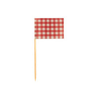 De PAPSTAR 200 decoratieve stokjes van 8 cm van de PAPSTAR GmbH is een kleine houten tandenstoker met een rood-wit geruite vlag, ideaal voor fingerfood of catering, afgebeeld op een witte achtergrond.