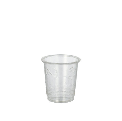 Un verre à schnaps transparent de la PAPSTAR GmbH, fabriqué en PS clair comme du cristal et PLA « pur », est représenté vide sur un fond blanc. Le gobelet est l'un des 40 du set de 40 verres à schnaps de PAPSTAR et présente des rainures subtiles dans la partie inférieure.