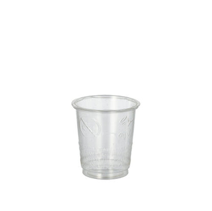 Un verre à schnaps transparent de la PAPSTAR GmbH, fabriqué en PS clair comme du cristal et PLA « pur », est représenté vide sur un fond blanc. Le gobelet est l'un des 40 du set de 40 verres à schnaps de PAPSTAR et présente des rainures subtiles dans la partie inférieure.