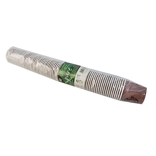 Ein durchsichtiges, kunststoffverpacktes Bündel enthält gestapelte weiße PAPSTAR 80 Trinkbecher, Pappe „Pure Joy“ von der PAPSTAR GmbH, mit brauner Innenseite und grünem Etikett, die Umweltfreundlichkeit und modernes Design vereinen.