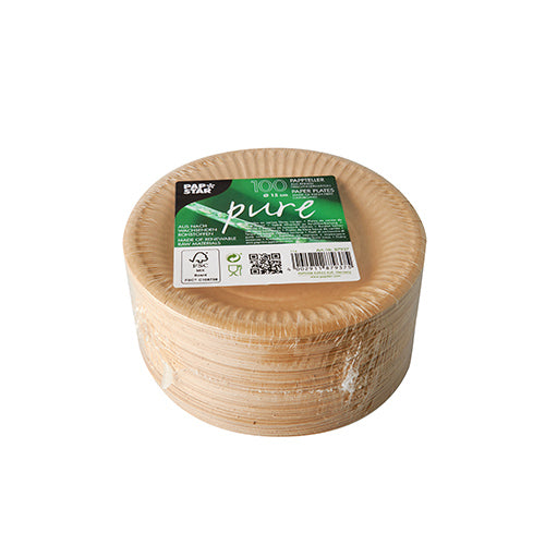 Een stapel ronde, lichtbruine PAPSTAR 100 borden karton "pure" van PAPSTAR GmbH. Het bovenste kartonnen bord toont een groen label met productdetails, streepjescode en FSC-gecertificeerde symbolen tegen een witte achtergrond.