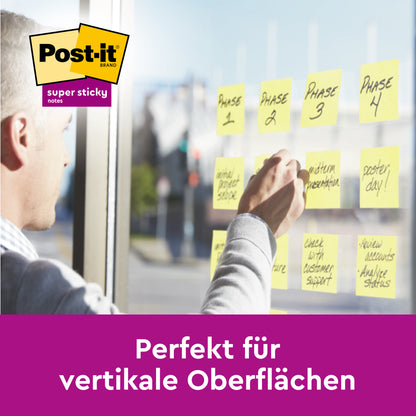 Jemand klebt Post-it® Super Sticky Notes, Gelb (76x127 mm), 3M Deutschland GmbH, auf ein Glasfenster. Das Post-it-Logo erscheint oben links; darunter steht "Perfekt für vertikale Oberflächen". 12 Blöcke/Packung, PEFC-zertifiziert.