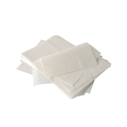 Une pile de papier de couverture de crème PAPSTAR semi-transparent "pure" (32x22 cm, blanc, revêtement de cire de palme, 1000 pièces) de PAPSTAR GmbH est posée sur un fond blanc - parfait pour l'utilisation dans la gastronomie ; quelques feuilles sont plates, d'autres pliées ou superposées.
