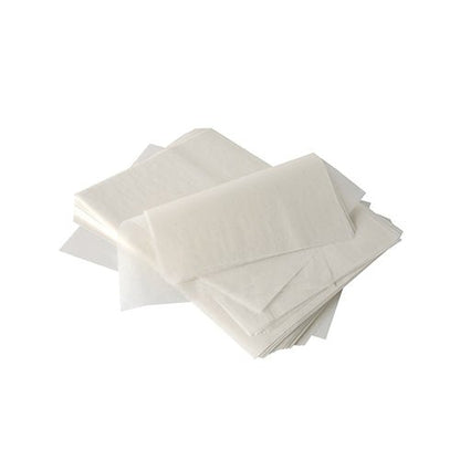Une pile légèrement désordonnée de papier de couverture de crème PAPSTAR "pure" 22x16 cm, blanc, avec revêtement en cire de palme (2000 pièces) de PAPSTAR GmbH est montrée sur un fond blanc simple.