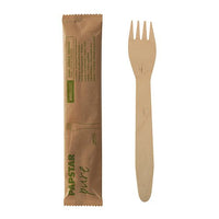 Une PAPSTAR Fourchette en bois « pure », 15,5 cm, emballée individuellement sous film thermorétractable (50 pièces), posée à côté de son emballage marron non ouvert de PAPSTAR SARL avec un motif vert et un design sobre.