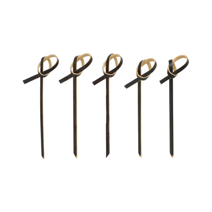 Vijf PAPSTAR 250 Fingerfood - prikkers van PAPSTAR GmbH in zwart met lichtbruine strikaccenten aan de bovenkant, in een rij op een witte achtergrond gerangschikt.