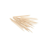 Een set PAPSTAR Houten fingerfood-spiesjes „pure“, 10 cm lang en 3 mm in diameter, de PAPSTAR De GmbH-logo’s zijn aangebracht op een witte achtergrond – ideaal als puntige houten prikkers voor de horeca of als hapjes op elk evenement (1000 stuks per verpakking).