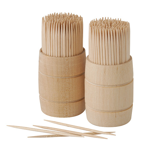 Twee PAPSTAR tandenstokers van hout "pure", rond, 6,8 cm, worden in houtdispensers met tandenstokers verticaal binnenin en drie losse op een witte ondergrond gepresenteerd. Elke zak kan tot 400 stuks bevatten. Merk: PAPSTAR GmbH. Achtergrond: effen wit.