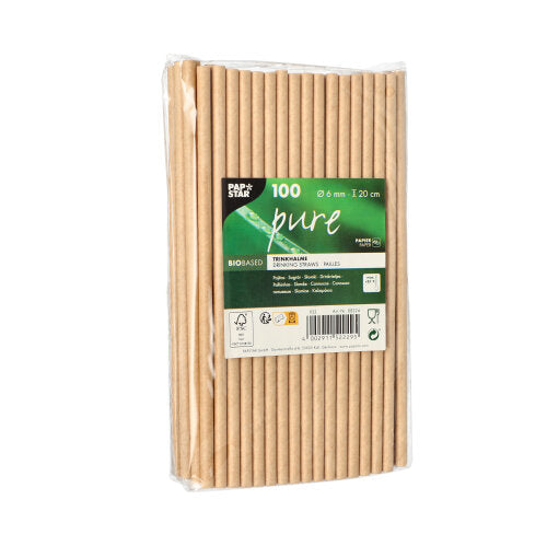 De PAPSTAR 100 rietjes „pure“ van papier (Ø 6 mm, 20 cm), biologisch afbreekbaar, verpakt in folie met groen-wit productetiket en certificeringssymbolen van PAPSTAR GmbH.