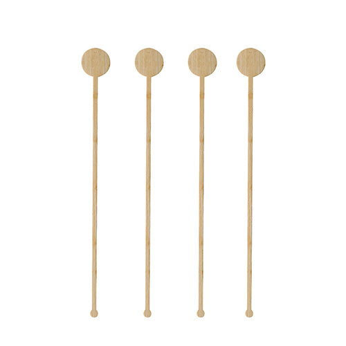 Vier PAPSTAR 100 drankroerders van bamboe 'pure' van het merk PAPSTAR GmbH met ronde, platte koppen zijn verticaal in een rij voor een witte achtergrond gerangschikt.