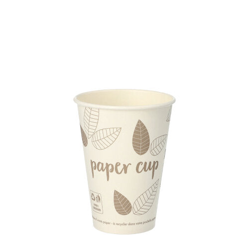 Een beige PAPSTAR 80 drinkbekers, karton "pure" van PAPSTAR GmbH, met bladmuster en "Paper Cup"-opdruk, staat rechtop op een witte ondergrond - ideaal als milieuvriendelijke wegwerpbeker.
