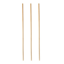 Drei gerade, helle PAPSTAR GmbH Trinkhalme "pure" (Ø 4 mm, 23 cm) sind senkrecht vor weißem Hintergrund angeordnet und unterstreichen die stilvollen und umweltfreundlichen Papierstrohhalme aus dem 150-teiligen Spenderkarton.