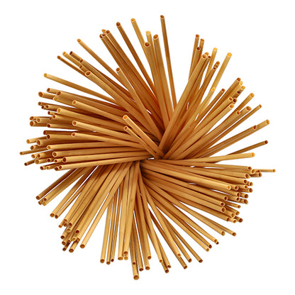 Un paquet de pailles PAPSTAR "pure" (Ø 4 mm, 23 cm, 150 pièces) de la PAPSTAR GmbH s'épanouit en cercle sur fond blanc et rappelle des spaghettis non cuits, disposés comme des pailles écologiques.