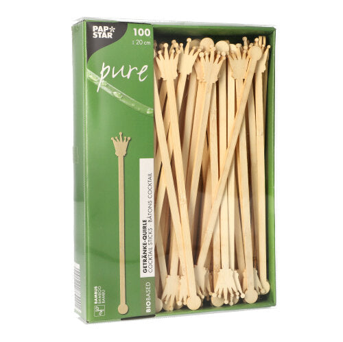 Een verpakking met 100 PAPSTAR 20cm drankroerders van biologisch afbreekbaar bamboe, kroonvormig, deels zichtbaar door het kijkvenster. De verpakking draagt het logo van PAPSTAR GmbH.