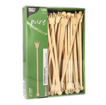 Een verpakking met 100 PAPSTAR 20cm drankroerders van biologisch afbreekbaar bamboe, kroonvormig, deels zichtbaar door het kijkvenster. De verpakking draagt het logo van PAPSTAR GmbH.