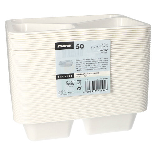 Une pile de 50 plateaux micro-ondes Starpak (PP), chacun avec une cloison, avec la marque « Starpak » sur un autocollant gris avec des informations de recyclage et un code-barres à l'avant ; fabriqués en polypropylène réutilisable.