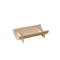 Un petit présentoir en bois clair, doté d'un dos incurvé et de deux pieds, idéal pour mettre en valeur des objets tels que des livres ou PAPSTAR Petits plats à emporter en bambou « pure », carrés, 10 x 5,7 cm (lot de 5) de PAPSTAR GmbH lors d'événements respectueux de l'environnement.