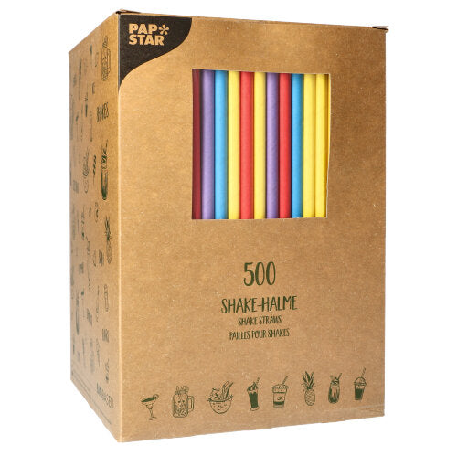 À travers une fenêtre, une boîte en carton brun contenant 500 pailles à secouer en papier PAPSTAR (8 mm × 25 cm) est visible. En haut à gauche, le logo de PAPSTAR GmbH est visible, avec des symboles et du texte imprimés sur le devant et le côté.
