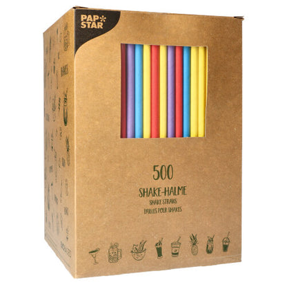À travers une fenêtre, une boîte en carton brun contenant 500 pailles à secouer en papier PAPSTAR (8 mm × 25 cm) est visible. En haut à gauche, le logo de PAPSTAR GmbH est visible, avec des symboles et du texte imprimés sur le devant et le côté.
