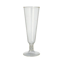 Les verres à champagne clairs PAPSTAR PLA "pure" (Ø 5,5 cm, 16,5 cm de haut) de la société PAPSTAR GmbH sont illustrés debout sur un fond blanc et soulignent le design élégant et écologique ; disponibles en set de 6 dans une boîte pliante.
