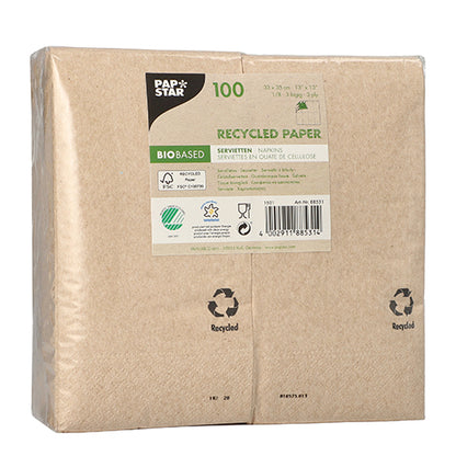 Een verpakking met 100 PAPSTAR GmbH servetten, 3-laags, 33x33 cm, natuur, van gerecycled papier in folie. Biobased en milieuvriendelijk met meertalige productinformatie en recyclingsymbolen op de verpakking.