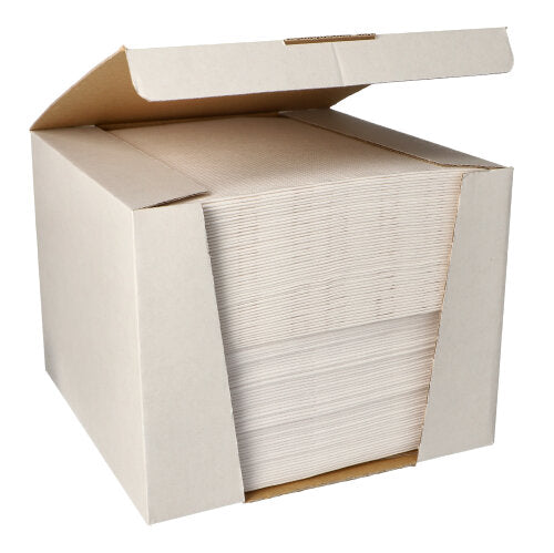 Dans un grand carton ouvert, 100 serviettes « ROYAL Collection » 1/4 pli (40x40 cm) de la société PAPSTAR sont empilées proprement, le couvercle étant partiellement soulevé pour révéler le contenu de haute qualité.