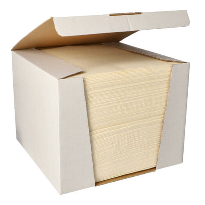 Dans un grand carton ouvert se trouve un paquet soigneusement empilé de PAPSTAR 100 serviettes "ROYAL Collection" 1/4-pli, 40 cm x 40 cm, de la PAPSTAR GmbH.