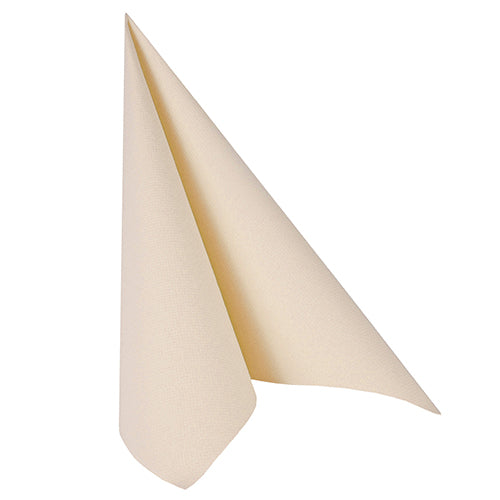 Une seule serviette beige PAPSTAR 100 "ROYAL Collection" (40x40 cm, 1/4-pli) de la marque PAPSTAR GmbH est pliée en un triangle vertical et se tient sur un fond blanc.