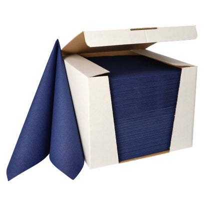 Dans un carton ouvert se trouve une pile de serviettes bleu marine pliées PAPSTAR 100 "ROYAL Collection" 1/4 pli, 40x40cm, de la PAPSTAR GmbH, fabriquées à partir de matériaux de haute qualité, avec deux serviettes debout à l'extérieur du carton.