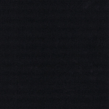 Un gros plan des 100 serviettes « ROYAL Collection » 1/4 pli (40x40 cm) de la société PAPSTAR montre un tissu noir uni avec une structure tissée fine et uniforme, sans motifs ou designs visibles.