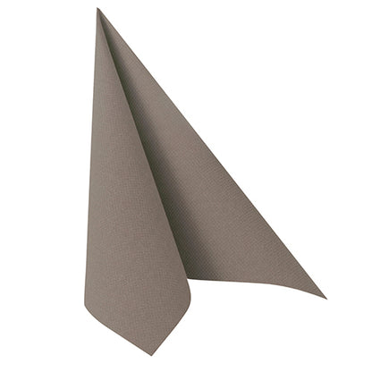 Une seule serviette PAPSTAR 100 "ROYAL Collection" 1/4 pli 40x40cm de la PAPSTAR GmbH est pliée en triangle sur un fond blanc simple, mettant en valeur son matériau de haute qualité.