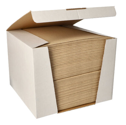 Dans un carton ouvert se trouve une grande pile de 100 serviettes « ROYAL Collection » 1/4 pli 40x40 cm de la société PAPSTAR, fabriquées à partir de matériaux de haute qualité, disposées de manière ordonnée.